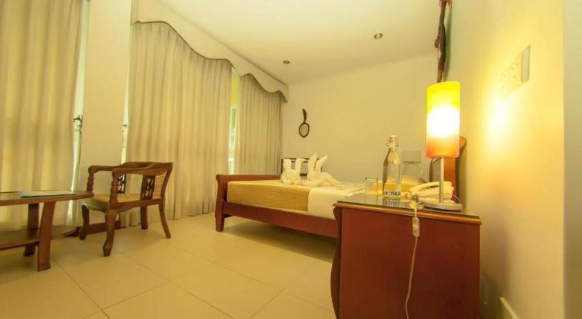 Hotel Villa Viana Marawila Exterior photo